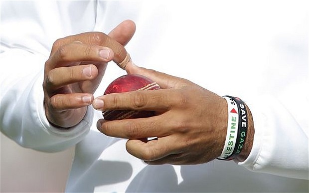 Moeen_Ali_Wearing_Save_Gaza_Wristbands